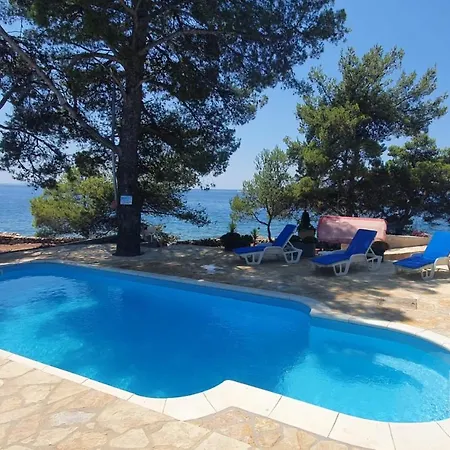 Obiteljska Kuca Za Odmor Futura Feriehus Milna (Brac)